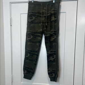 Free Planet camo Green Joggers size 32/Medium. In great condition!